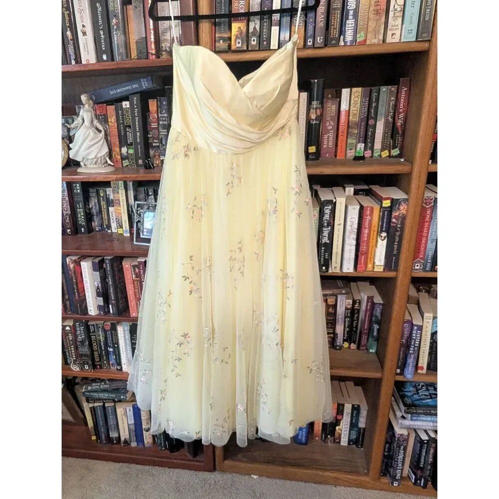 Vintage Sherri Hill Women's Size 16 Pale Yellow Tulle ball gown prom